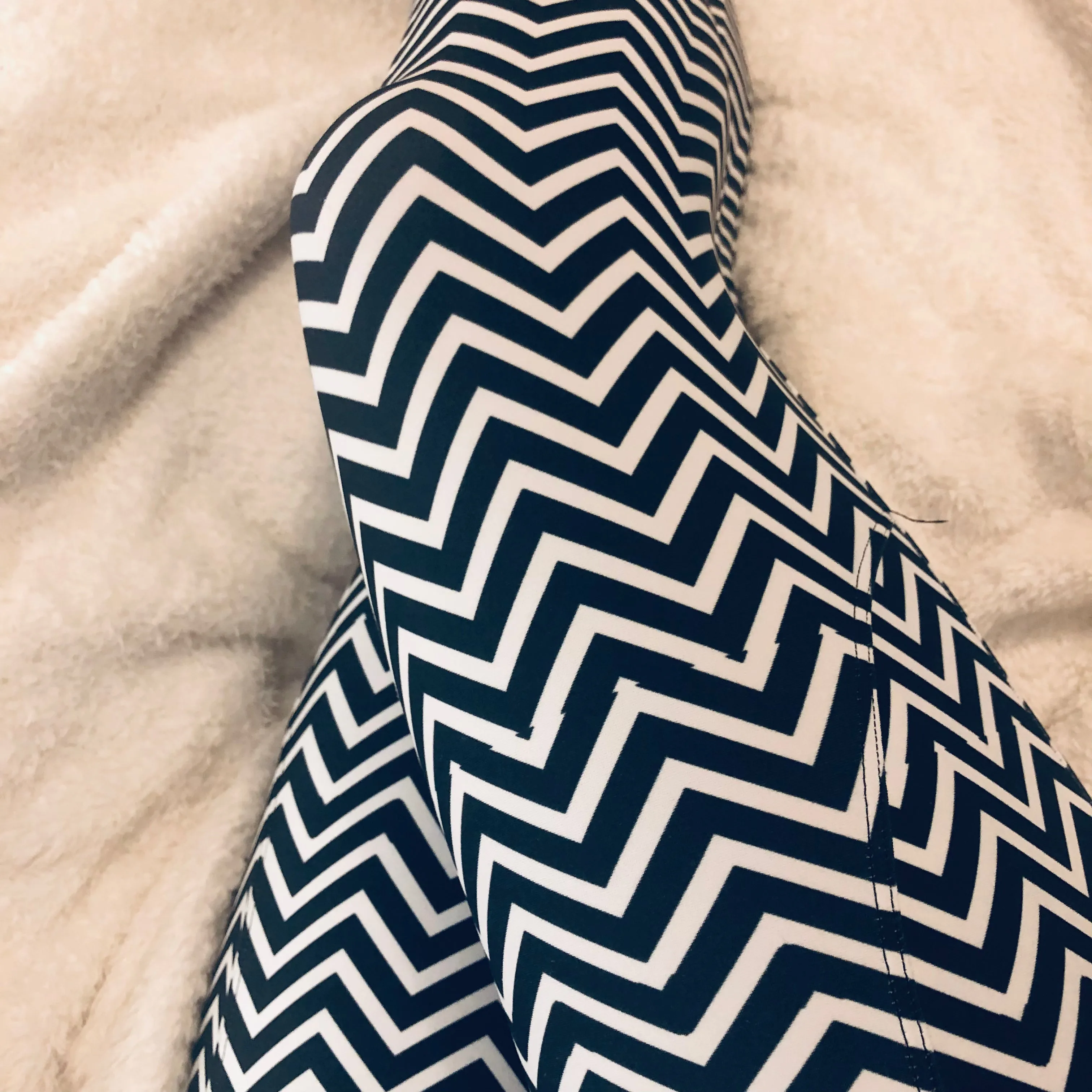 White Black Chevron Leggings, Best Designer Printed Crossover Leggings With 2 Side Pockets