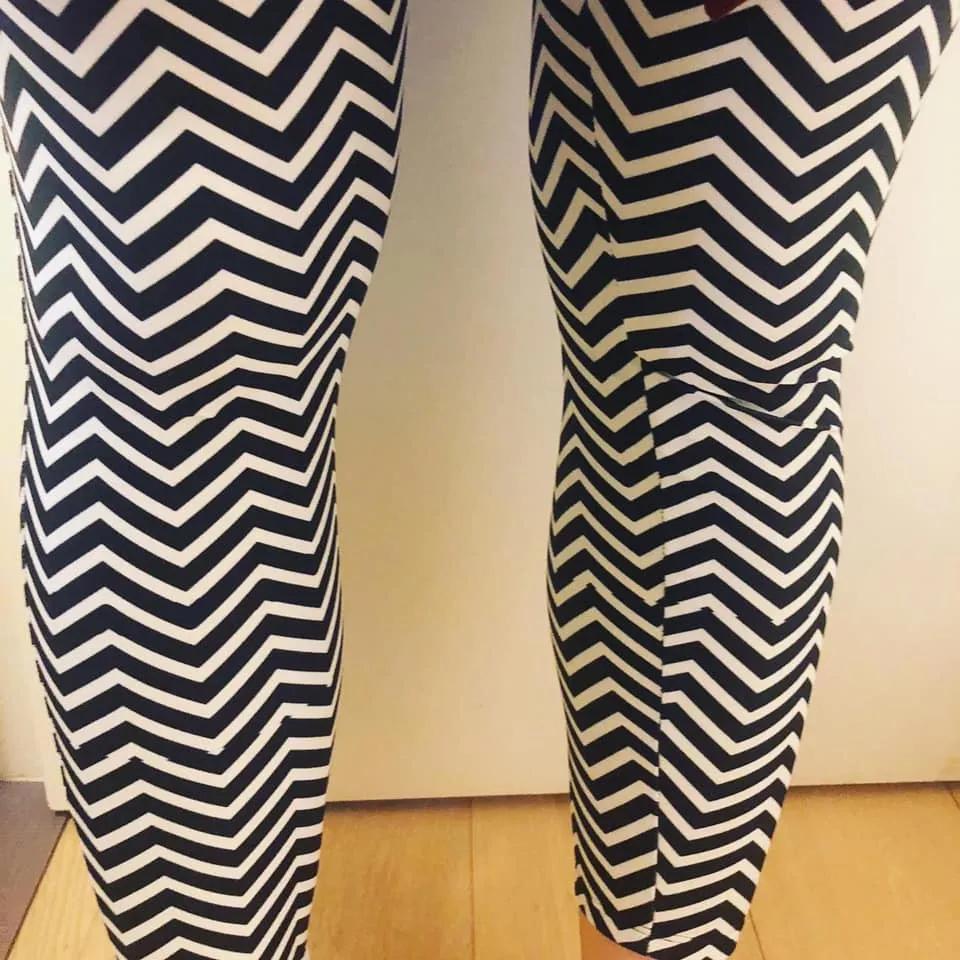 White Black Chevron Leggings, Best Designer Printed Crossover Leggings With 2 Side Pockets