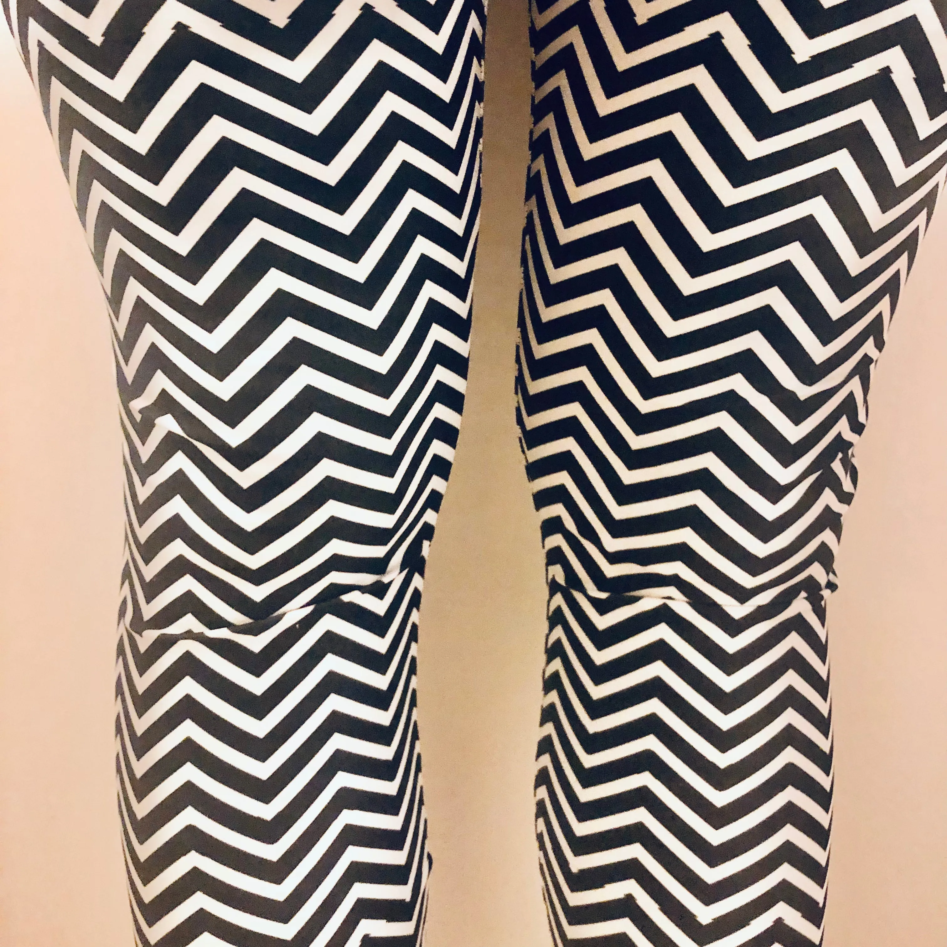 White Black Chevron Leggings, Best Designer Printed Crossover Leggings With 2 Side Pockets