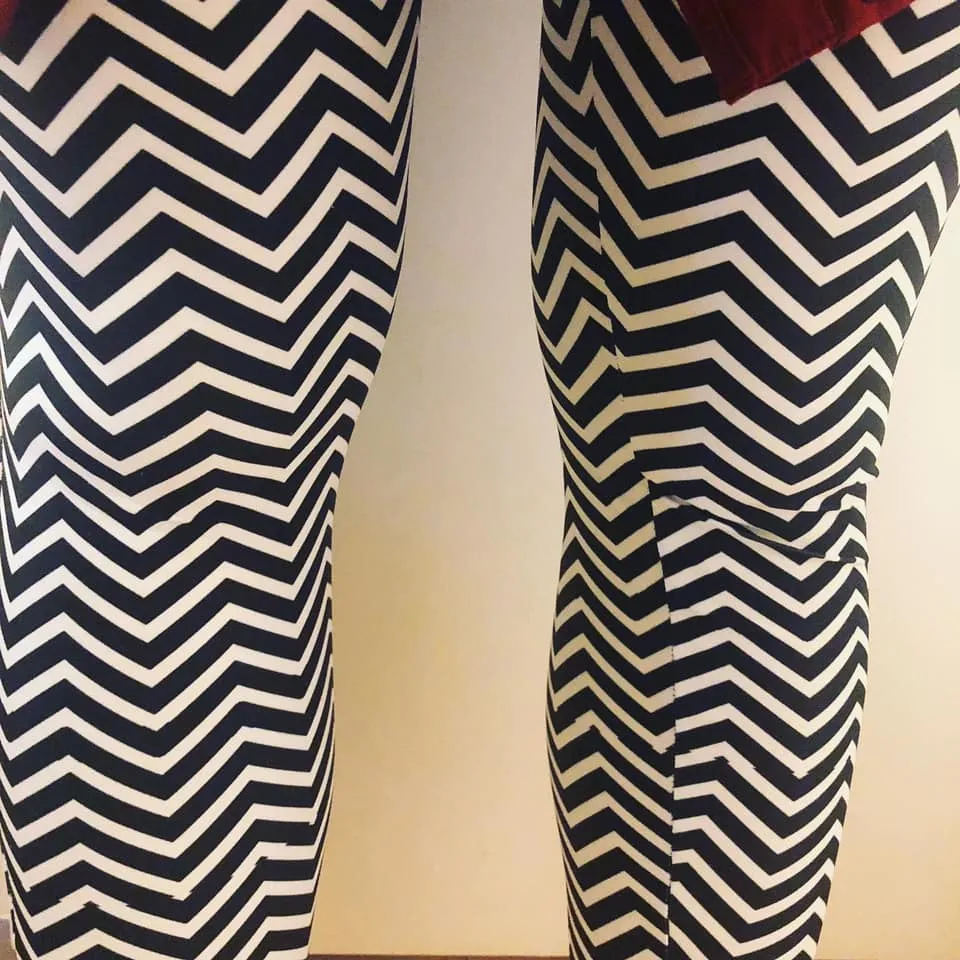 White Black Chevron Leggings, Best Designer Printed Crossover Leggings With 2 Side Pockets