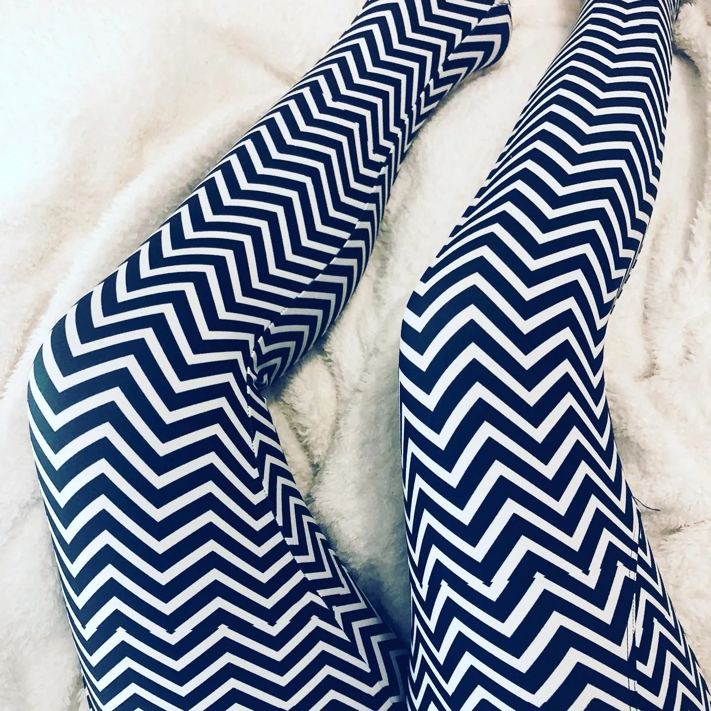 White Black Chevron Leggings, Best Designer Printed Crossover Leggings With 2 Side Pockets