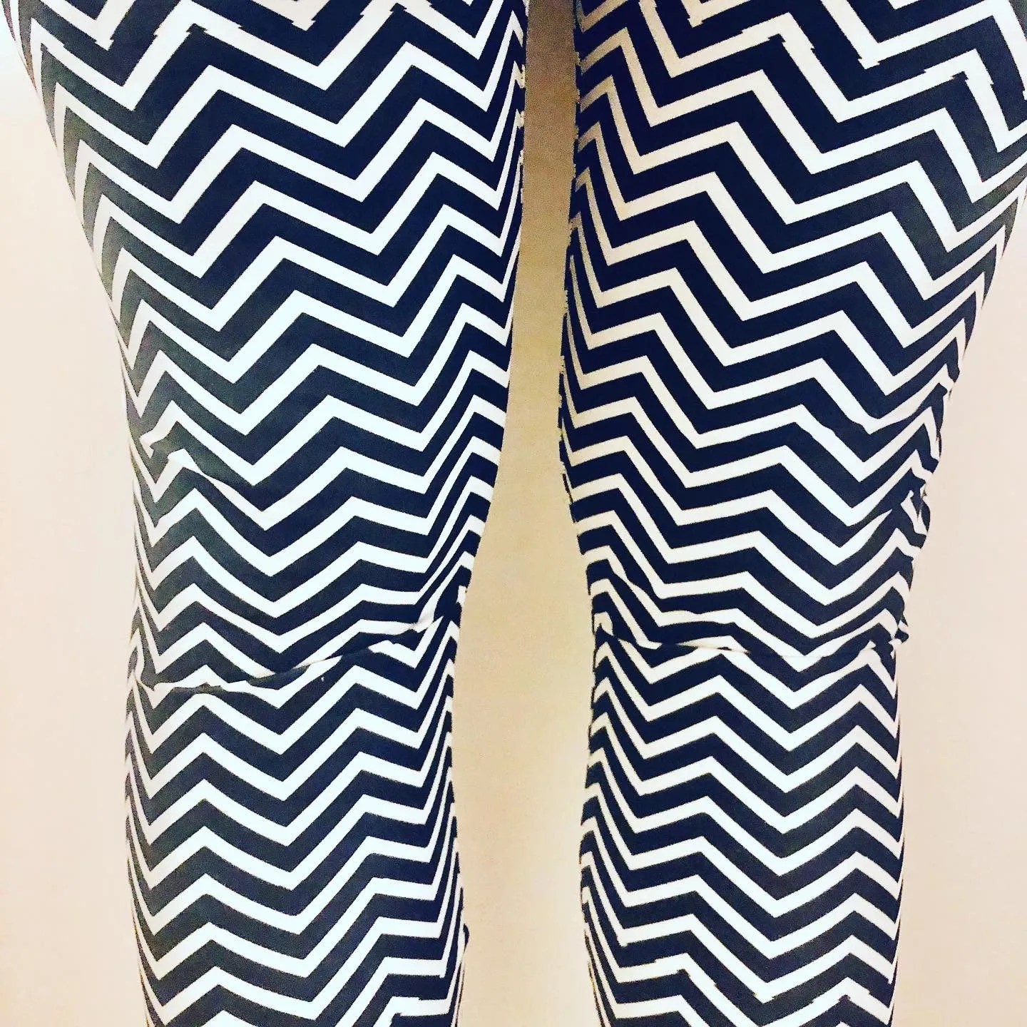 White Black Chevron Leggings, Best Designer Printed Crossover Leggings With 2 Side Pockets