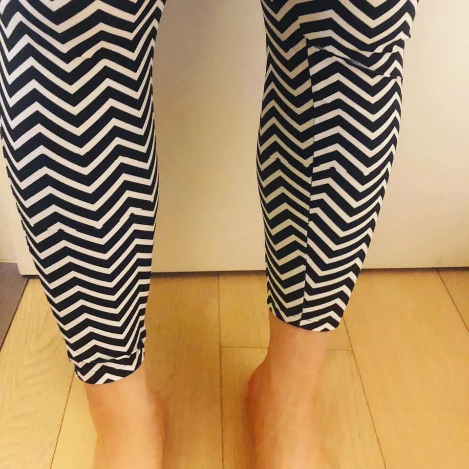 White Black Chevron Leggings, Best Designer Printed Crossover Leggings With 2 Side Pockets