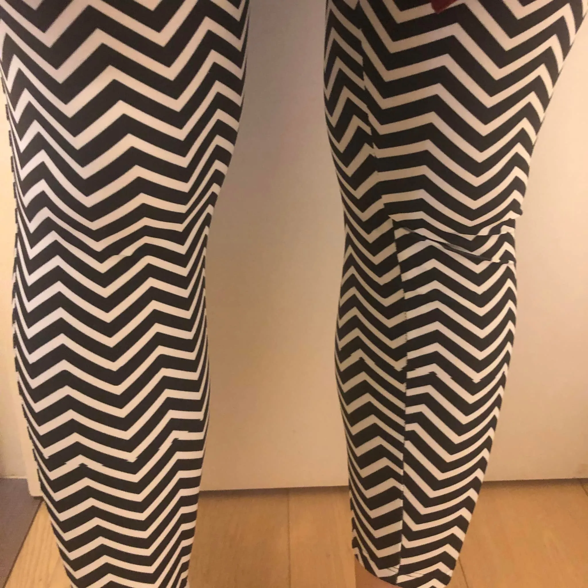 White Black Chevron Leggings, Best Designer Printed Crossover Leggings With 2 Side Pockets