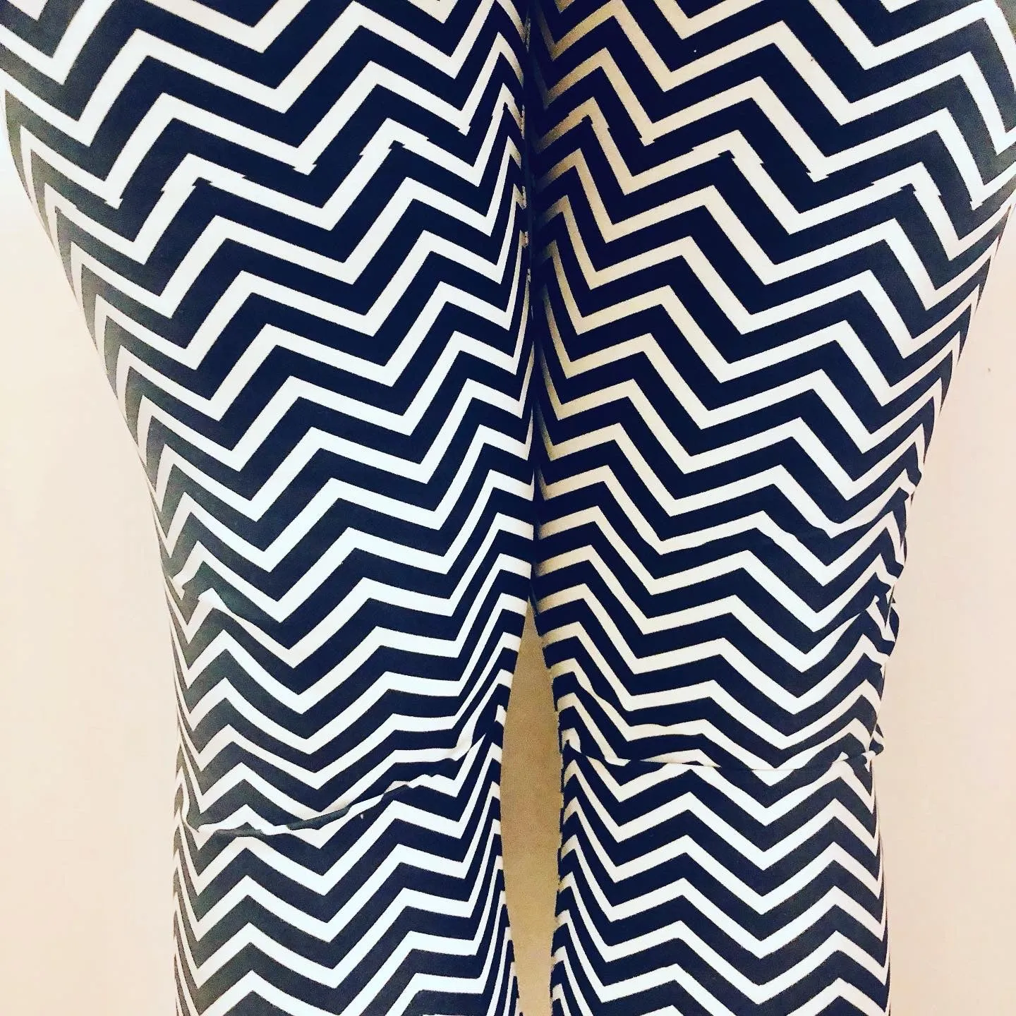 White Black Chevron Leggings, Best Designer Printed Crossover Leggings With 2 Side Pockets